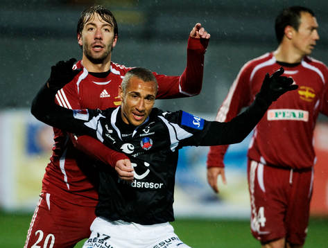 Henrik Larsson, Helsingborg, uppvaktas hårt av Joan Longo,