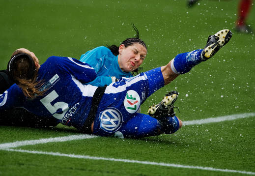 Sena Mujezinovic, målvakt, Vasalund, räddar ett skott