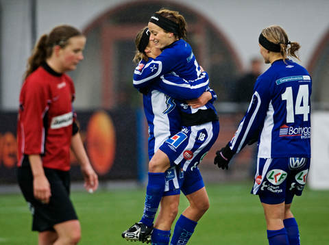 Kosovare Asllani, Linköping, gratulerar Maria Karlsson,
