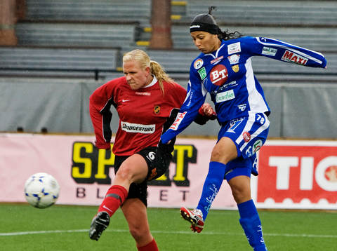 Cristiane, Linköping, skjuter bollen förbi Jessika Sundh,