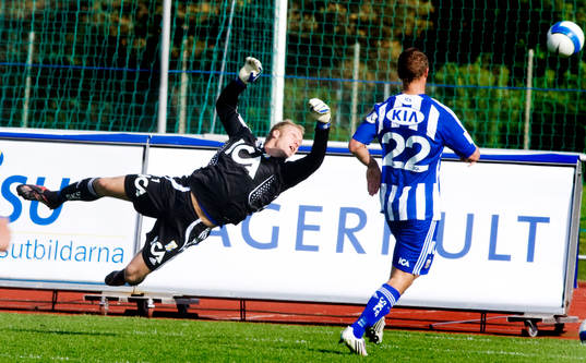 Kim Christensen, målvakt, Göteborg, ser bollen gå förbi