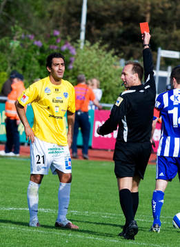 Ricarod Penella, Falkenberg, får rött kort