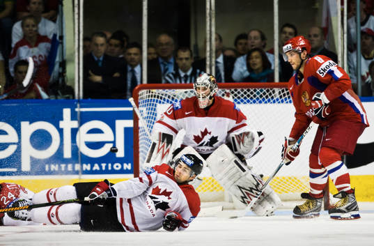 Steve Staios och Cam Ward, målvakt försöker sätta stopp