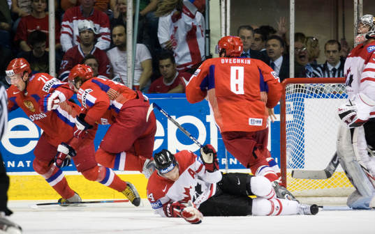 Steve Staios och Cam Ward, målvakt försöker sätta stopp