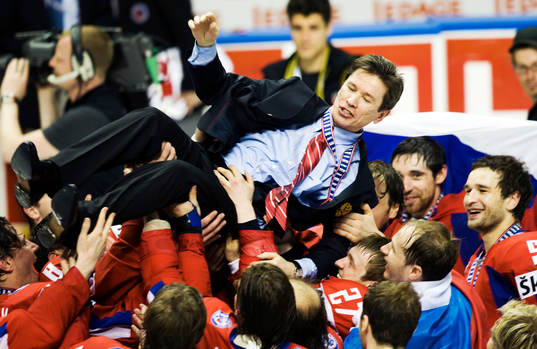 VM guld. Vyacheslav Bykov, tränare, Ryssland hissas.