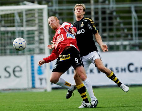 Jörgen Pettersson, Landskrona, tar ner bollen framför Per