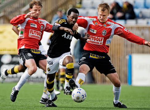 Dulee Johnson, AIK, har svårt att ta sig igenom