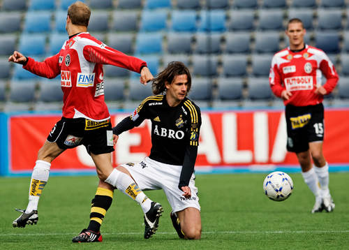 Iván Óbolo, AIK, blir stoppad