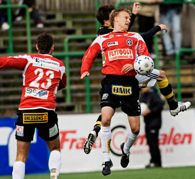 Linus Malmkvist, Landskrona, vinner en luftduell