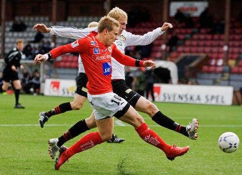 Patrik Ingelsten, Kalmar, avfyrar ett skott på mål