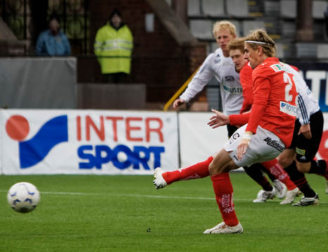 César Santín, Kalmar, gör 1-0 på straff