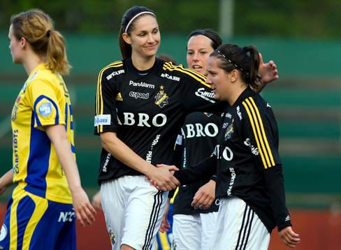 Kathryn Gill, och Lisa de Vanna, AIK