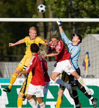 Degerfors målvakt Simon Nurme boxar bort framför Mattias