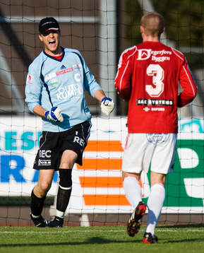Jubel över straffräddning, målvakten Simon Nurme, och