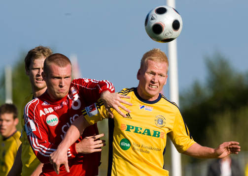 Magnus Tappert försöker stoppa Mattias Adelstam