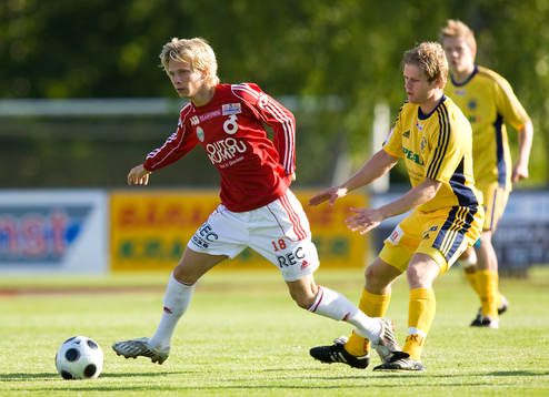 Johan Bertilsson håller undan för två Ängelholms-spelare