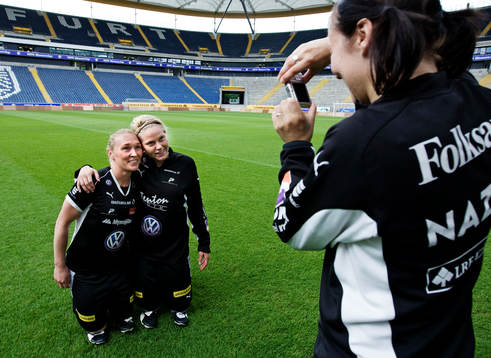 Frida Östberg och Lisa Dahlqvist spexar framför June