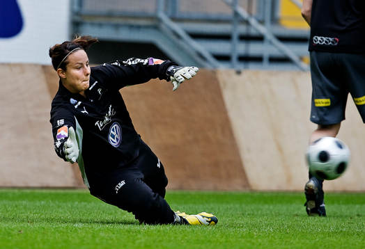 Carole Söberg, målvakt, räddar ett skott