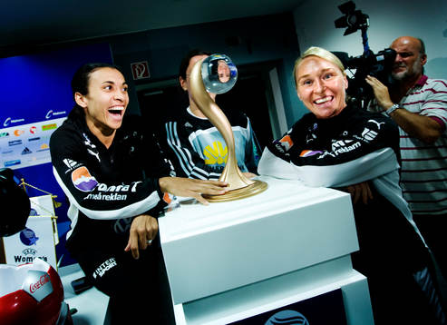 Marta och Frida Östberg poserar vid Women's Cup-pokalen.