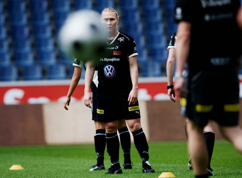 Frida Östberg är fokuserad på bollen