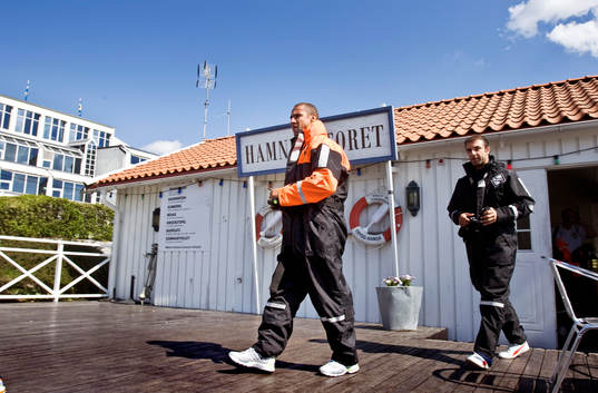 Fotboll, Sverige A, åker båt, Henrik Larsson i overall
