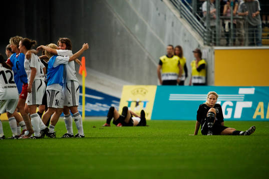 Frankfurt-spelarna jublar och Umeå-spelarna deppar. Jubel,
