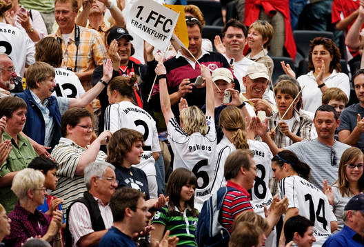 Frankfurt-spelarna på väg att hämta pokalen