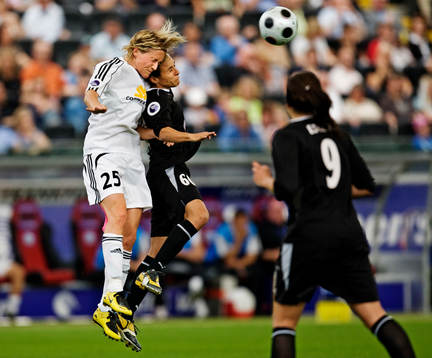 Saskia Bartusiak, Frankfurt, i kamp om bollen med Marta,