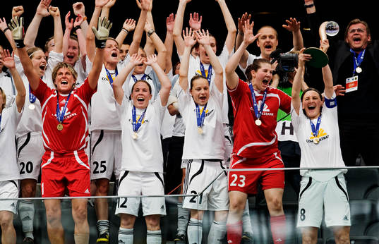 Tina Wunderlich, Frankfurt, håller upp bucklan. Övriga