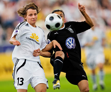 Sarah Günther, Frankfurt, i kamp om bollen med Marta, Umeå