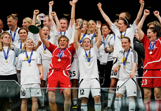 Skadade målvakten Silke Rottenberg höjer pokalen. pokal,