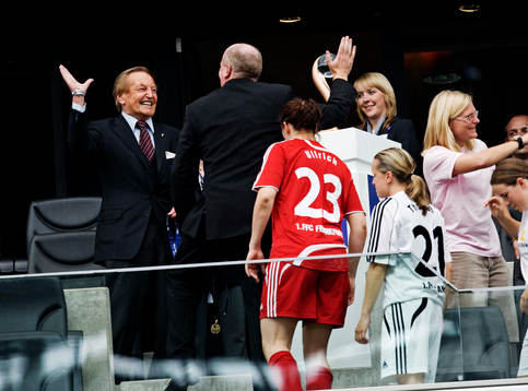 Prisutdelaren ger high-five åt Frankfurt