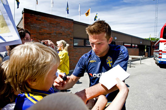 Anders Svensson skriver autograf