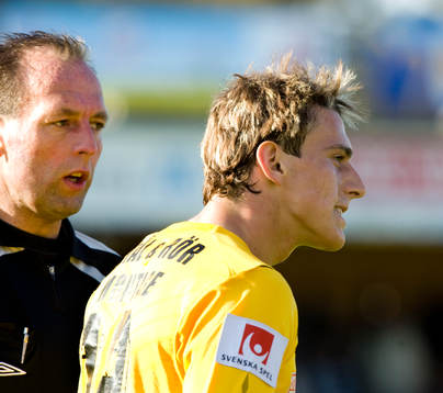 Håkan Jonasson, domare, visar ut Erton Fejzullahu, Mjällby