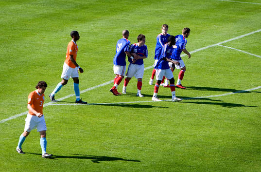 Frankrike gjorde 2-0 på straff, jubel. Depp i Holland