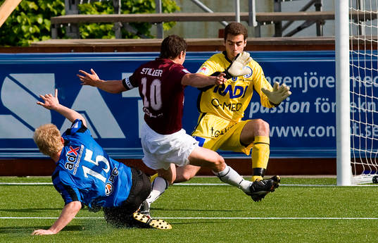 Hannes Stiller missar ett läge. Milan Barjaktarevic, Sirius