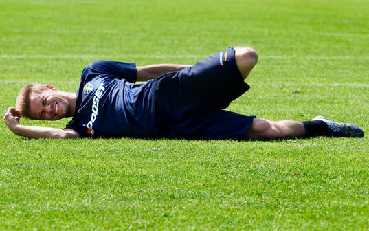 Niclas Alexandersson, stretchar och grinar illa