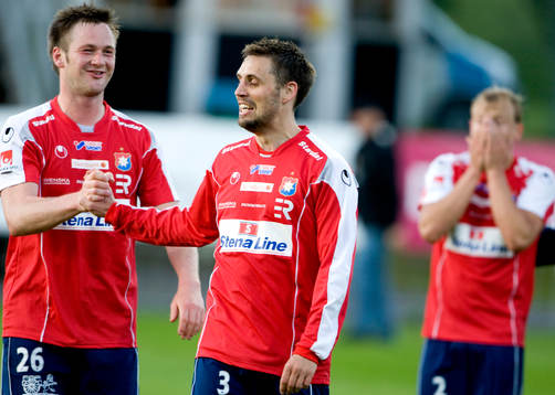 Dennis Jonsson och 2-1 målskytten Marcus Dahlin, Örgryte