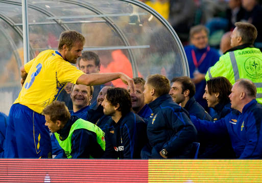 Olof Mellberg, Sverige, tackar avbytarbänken