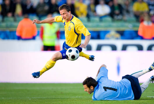Tobias Linderoth, Sverige, flyger över Sloveniens målvakt