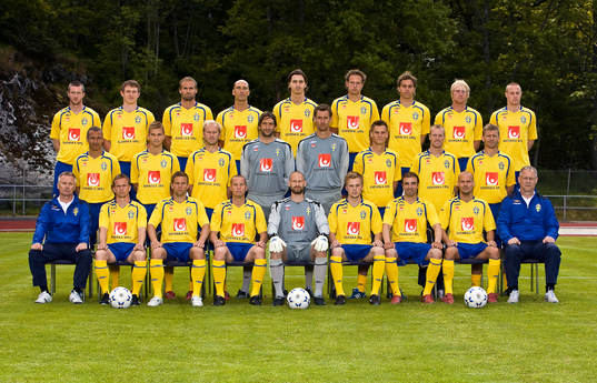 Övre raden fr v. Mikael Nilsson, Kim Källström, Olof