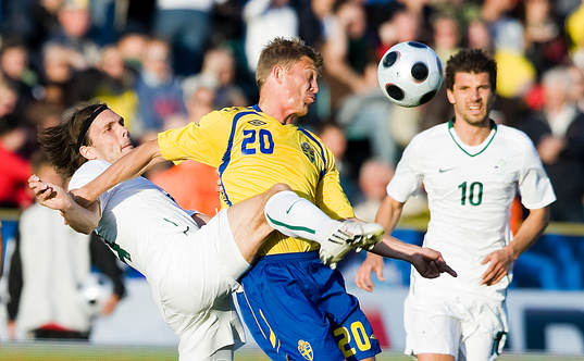 Marcus Allbäck, Sverige, håller undan