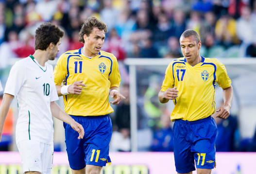 Johan Elmander, och Henrik Larsson, Sverige, diskuterar