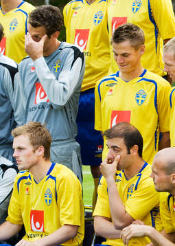 Andreas Isaksson, målvakt, Kennedy Bakircioglu, drar sig i