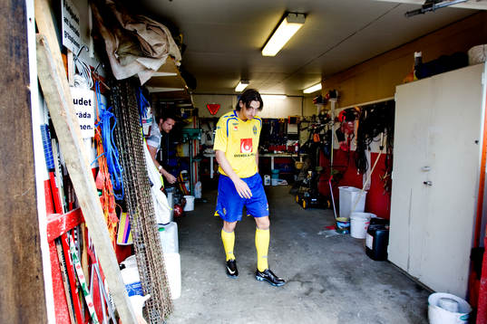 Zlatan Ibrahimovic i ett garage