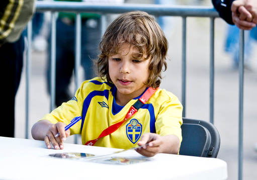 Fotboll, Sverige, Elias gör en EM låt och skriver här