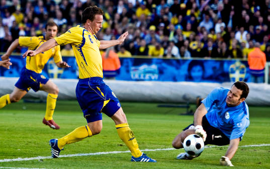 Tobias Linderoth, Sverige, gör mål på Samir Handanovic,