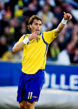 Johan Elmander, Sverige, ger tummen upp