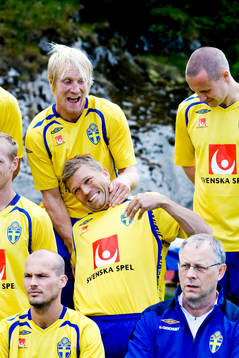 Petter Hansson och Marcus Allbäck skojar med varann,