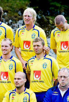 Petter Hansson och Marcus Allbäck skojar med varann,